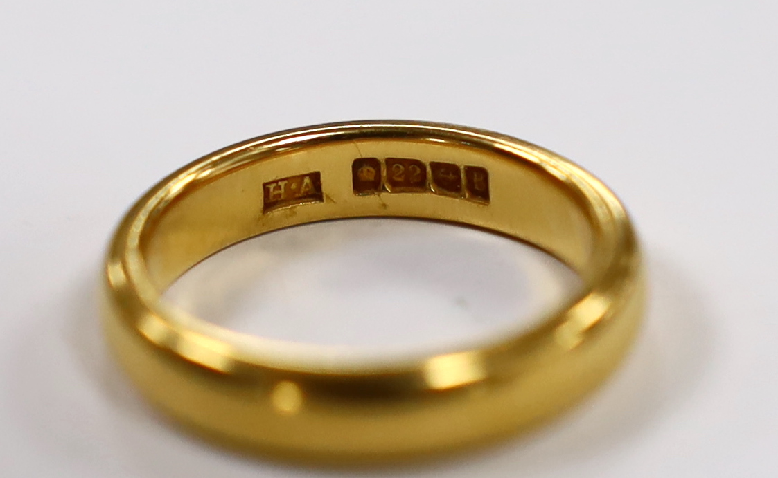 A George V 22ct gold wedding band, size K, 6.4 grams.